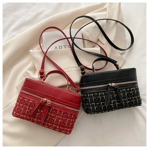 Vue de dessus de sacs bandoulière en tweed rouge et noir avec coutures en cuir et zips dorés