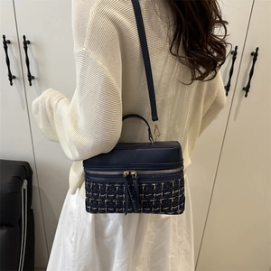 Sac à main en tweed bleu avec fermeture éclair dorée et bandoulière en cuir