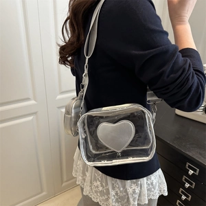 Borsa a tracolla in PVC trasparente con cuore argento e portamonete abbinato indossata