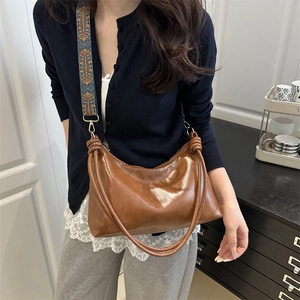 Sac hobo classique en cuir marron foncé avec une large bandoulière imprimée rétro