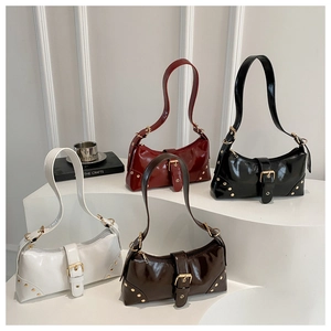 Sacs sous les bras rétro chic avec cuir brillant et boucles dorées métallisées