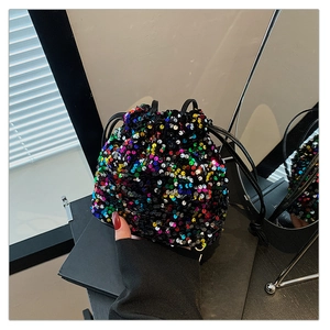 Vue détaillée du sac seau à paillettes colorées avec fermeture à cordon