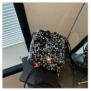 Détails macro des paillettes noires et argentées scintillantes sur le sac seau à cordon