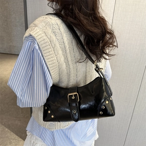 Sac hobo vintage Y2K en cuir verni noir avec boucles dorées et rivets pour femmes