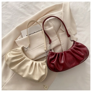 Détails de sacs hobo plissés en beige et bordeaux avec des crochets métalliques argentés
