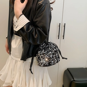 Sac seau chic à paillettes argentées et noires avec cordon de serrage tendance