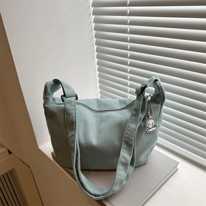 Damen Nylon Waffelstruktur Schultertasche Große Kapazität Halbmond Umhängetasche Casual Hobo Tasche Mit Cartoon-Anhänger