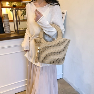 Sac fourre-tout minimaliste en paille tissée à pois noirs et pompon en perles de bois