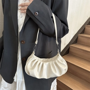Sac à bandoulière froncé crème chic de style vintage minimaliste pour femmes élégantes