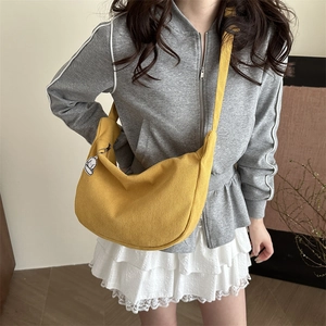 Gelbe Cord-Hobo-Umhängetasche für Damen mit süßem weißem Welpen-Anhänger