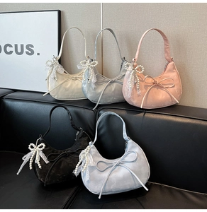 Détails de sacs à main croissants en daim coloré avec nœuds et pendentifs en perles