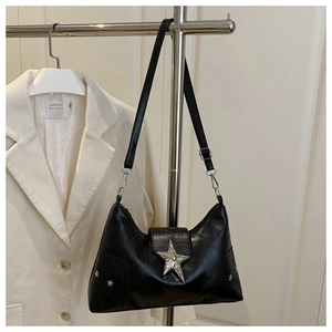 Gros plan du sac en cuir PU noir avec boucle étoile argentée et rivets métalliques Y2K