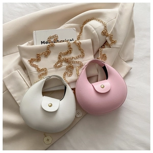 Détails des sacs hobo blanc et rose en cuir PU lisse avec bandoulière chaîne dorée