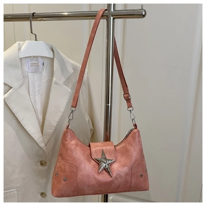 Sac fourre-tout en similicuir rose avec boucle en étoile et bandoulière réglable