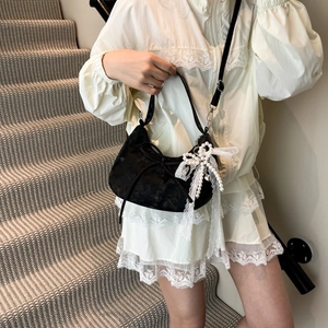 Black velvet dumpling bag with ribbon bow and pearl lace pendant for elegant commuting