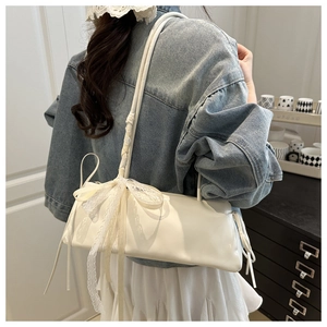 Tragefoto der cremefarbenen Schultertasche mit Spitze und Schleife für Damen