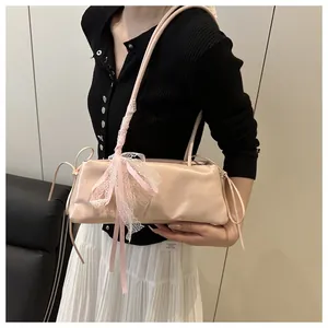 Detailansicht der rosa glänzenden Schultertasche mit Spitzen-Schleife und Bändern