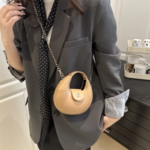 Sac croissant beige minimaliste en similicuir avec chaîne pour femme élégante