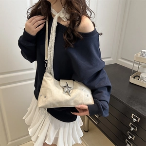 Sac à bandoulière demi-lune argenté avec boucle étoile 3D et sangle réglable