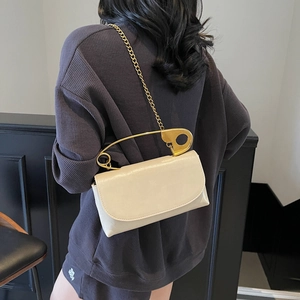Sac bandoulière beige en cuir avec poignée épingle à nourrice dorée et bandoulière chaîne