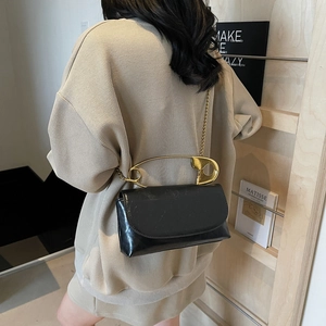 Sac bandoulière en cuir ciré noir avec une épingle de sûreté dorée et bandoulière chaîne
