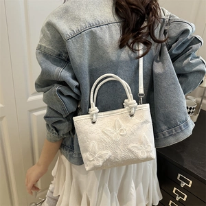 Borsa a secchiello in pizzo bianco con farfalle 3D e tracolla staccabile chic
