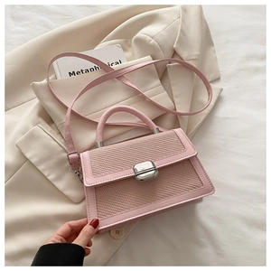 Dettaglio borsa a tracolla rosa in pelle intrecciata con chiusura in metallo argento