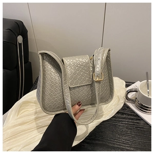 Détail du sac bandoulière tressé argenté avec similicuir texturé et boucle en métal doré