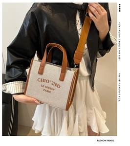 Détail du sac cabas en toile avec bordure en cuir marron et bandoulière amovible