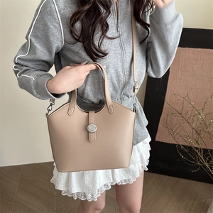Beigefarbene Leder-Eimertasche im Vintage-Stil mit N-Schnalle und Schultergurt