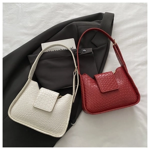 Sacs sous le bras à texture tressée chic en crème et bordeaux sur tissu blanc