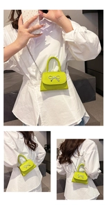 Détail du mini sac bandoulière vert citron avec nœud argenté et chaîne en métal