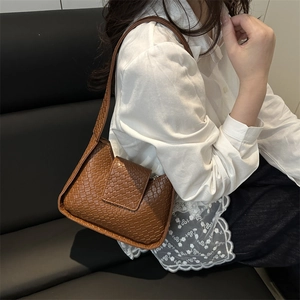 Sac hobo tressé rétro en simili cuir marron foncé pour femmes élégantes et urbaines