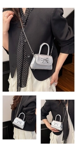 Détails du mini sac argenté avec nœud métallique et bandoulière en chaîne