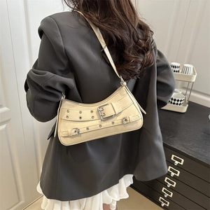 Minimalistische cremeweiße Achseltasche mit silbernen Nieten und Schnallen
