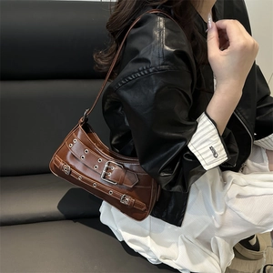 Braune Y2K Punk Schultertasche mit Nieten, Metallschnalle und glänzendem Leder-Finish