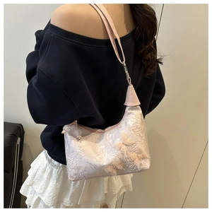 Détails de broderie sur sac en dentelle rose avec papillons 3D et perles fines