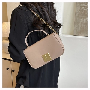 Vue détaillée du petit sac carré avec chaîne en métal doré et boucle carrée