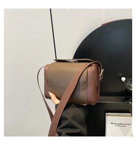 Détail du sac boîte en cuir marron grainé avec boucle de verrouillage argentée
