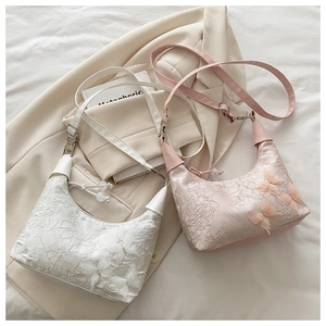 Vue détaillée de sacs hobo avec broderie en dentelle et appliqués de papillons 3D