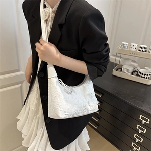 Sac sous le bras en dentelle blanche brodée avec pendentif en perles élégant
