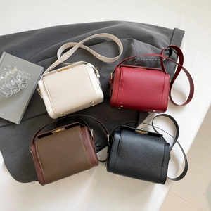 Sacs à bandoulière minimalistes en cuir avec fermoir doré en quatre couleurs élégantes