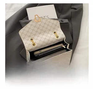 Détail de la capacité intérieure du sac à bandoulière beige à motifs chic