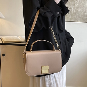 Sac bandoulière minimaliste en cuir beige avec fermoir carré doré et détail de chaîne