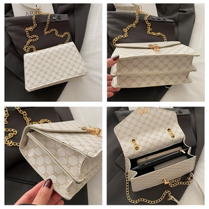 Détails du sac bandoulière crème avec motifs géométriques vintage et chaîne dorée