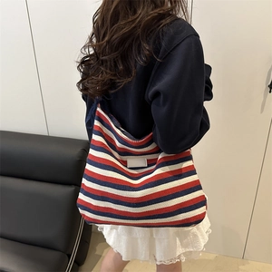 Grande borsa tote reversibile in tela a righe rosse, bianche e blu per un look casual