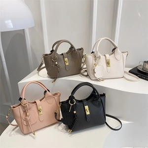 Sac Seau pour Femmes en Cuir PU Grain de Litchi Minimaliste Grande Capacité Sac à Bandoulière à Main Avec Pendentif Chien