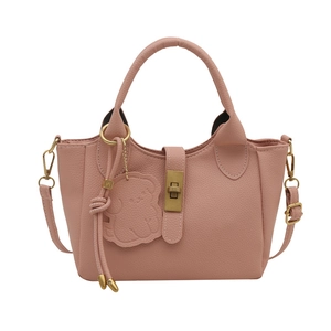Sac seau rose à texture litchi avec poignée ronde et breloque chiot mignonne
