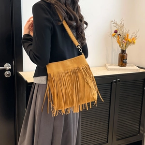 Sac bandoulière bohème jaune moutarde à franges en suédine avec détails dorés