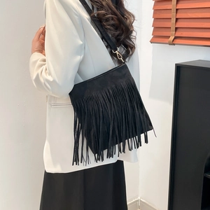 Sac à bandoulière noir minimaliste à franges en daim avec quincaillerie en métal doré
